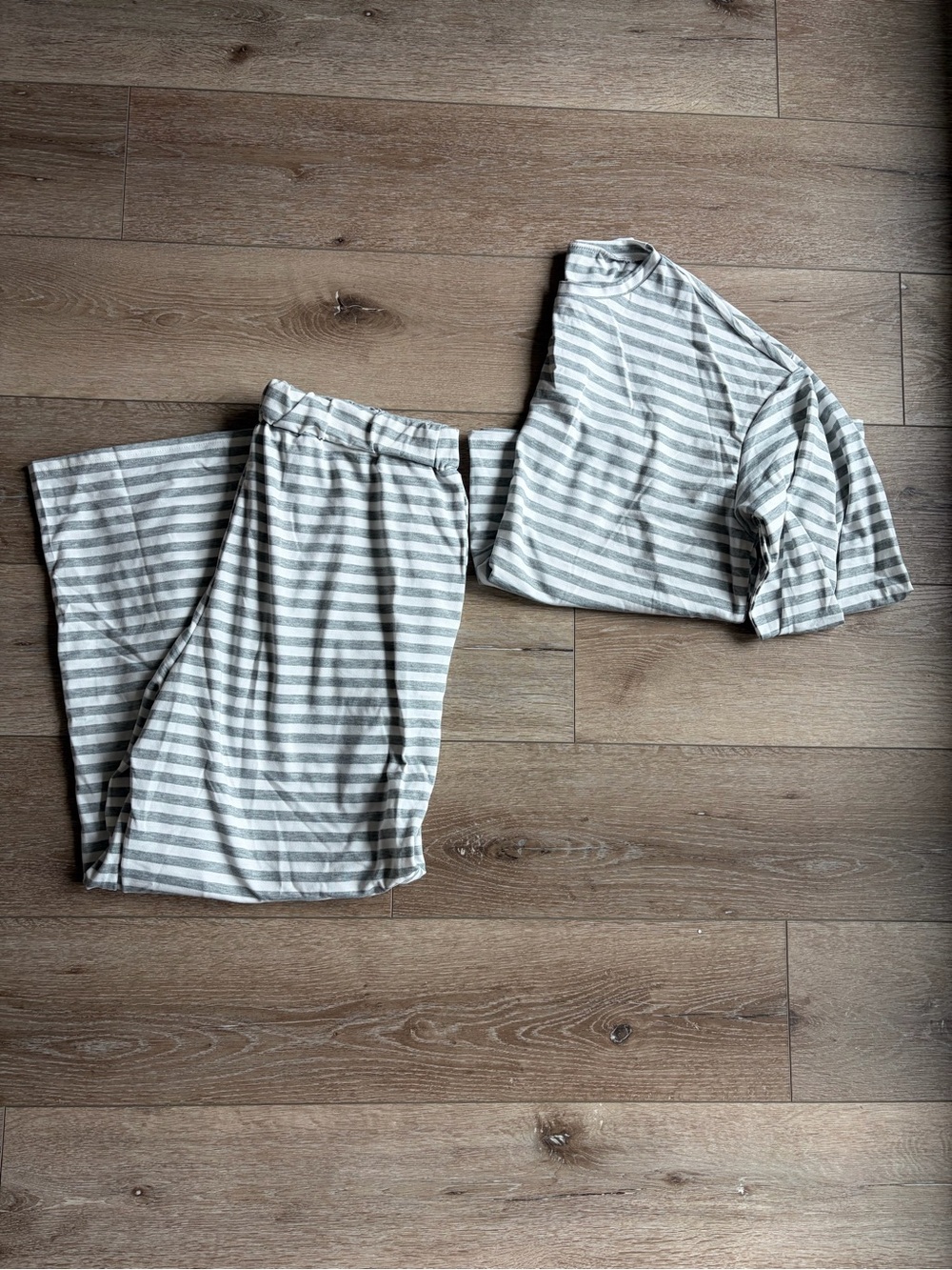 Gray & White Striped Two-Piece Lounge Set sz.L